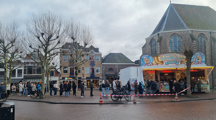 In de rij voor Verwijk's oliebollen en appelflappen in Gouda