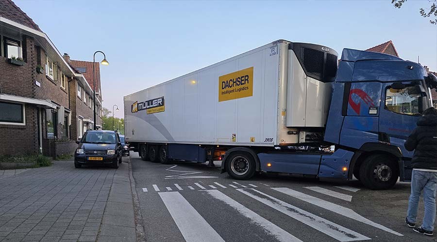 Geparkeerde auto geraakt door vrachtwagentrailer in Gouda