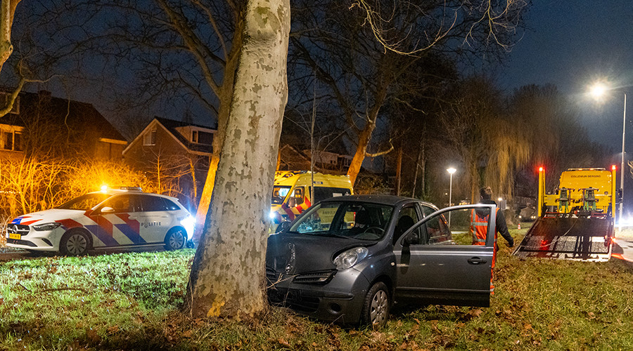 Vrouw naar ziekenhuis na botsing tegen boom in Gouda