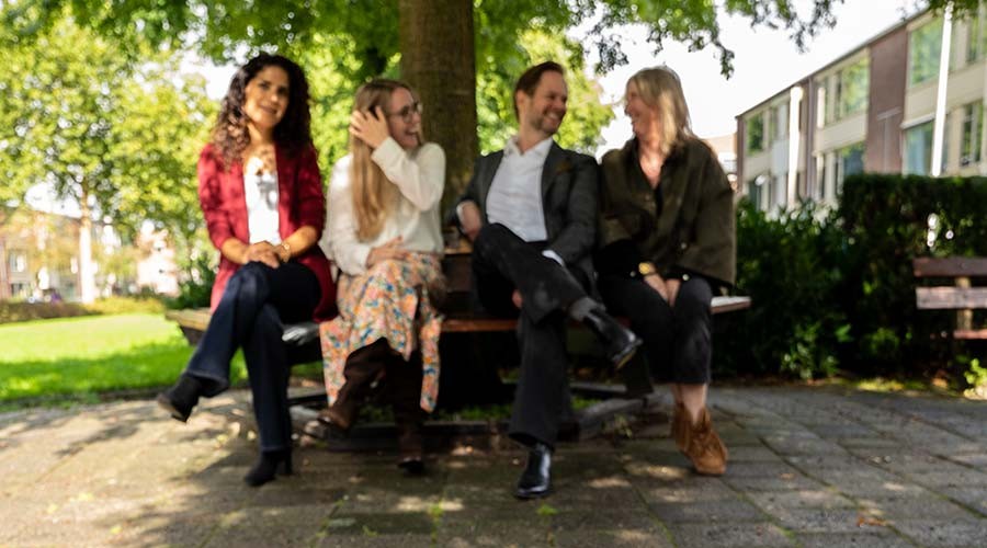 Nieuwe babbelbankjes nodigen Ridderkerkers uit voor een praatje