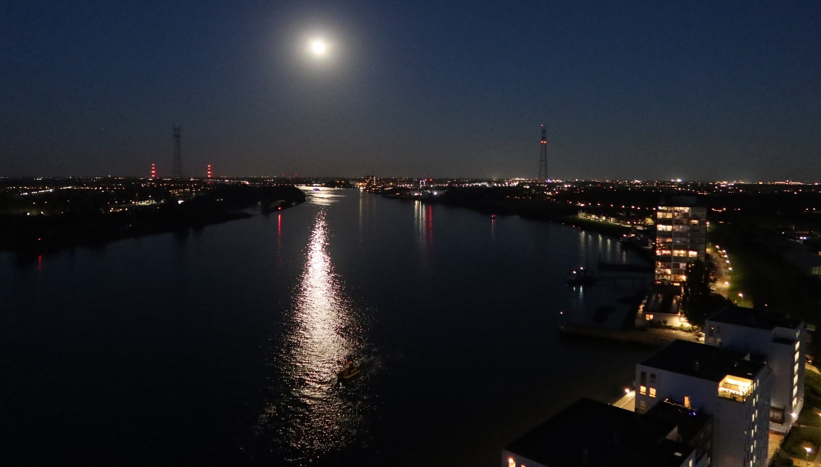 Volle maan over de Nieuwe Maas