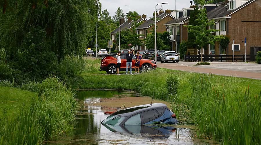 In de Vlasstraat in Ridderkerk raakt auto te water