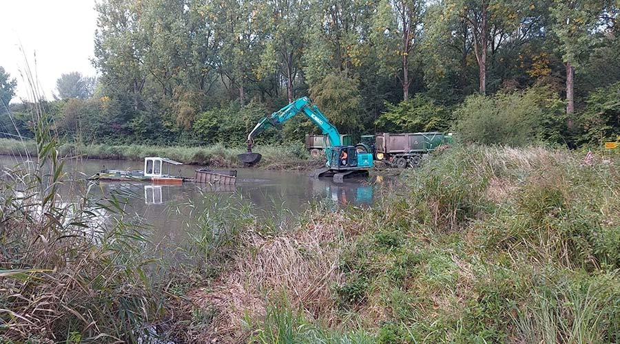 Baggeren in watergangen Slikkerveer