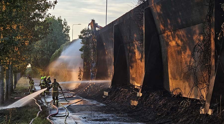 Grote bermbrand langs de A16 bij Ridderkerk