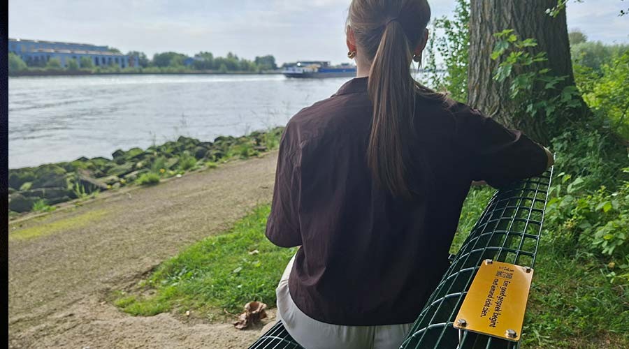 ‘Ik zie je-bordjes’ op banken in Ridderkerk