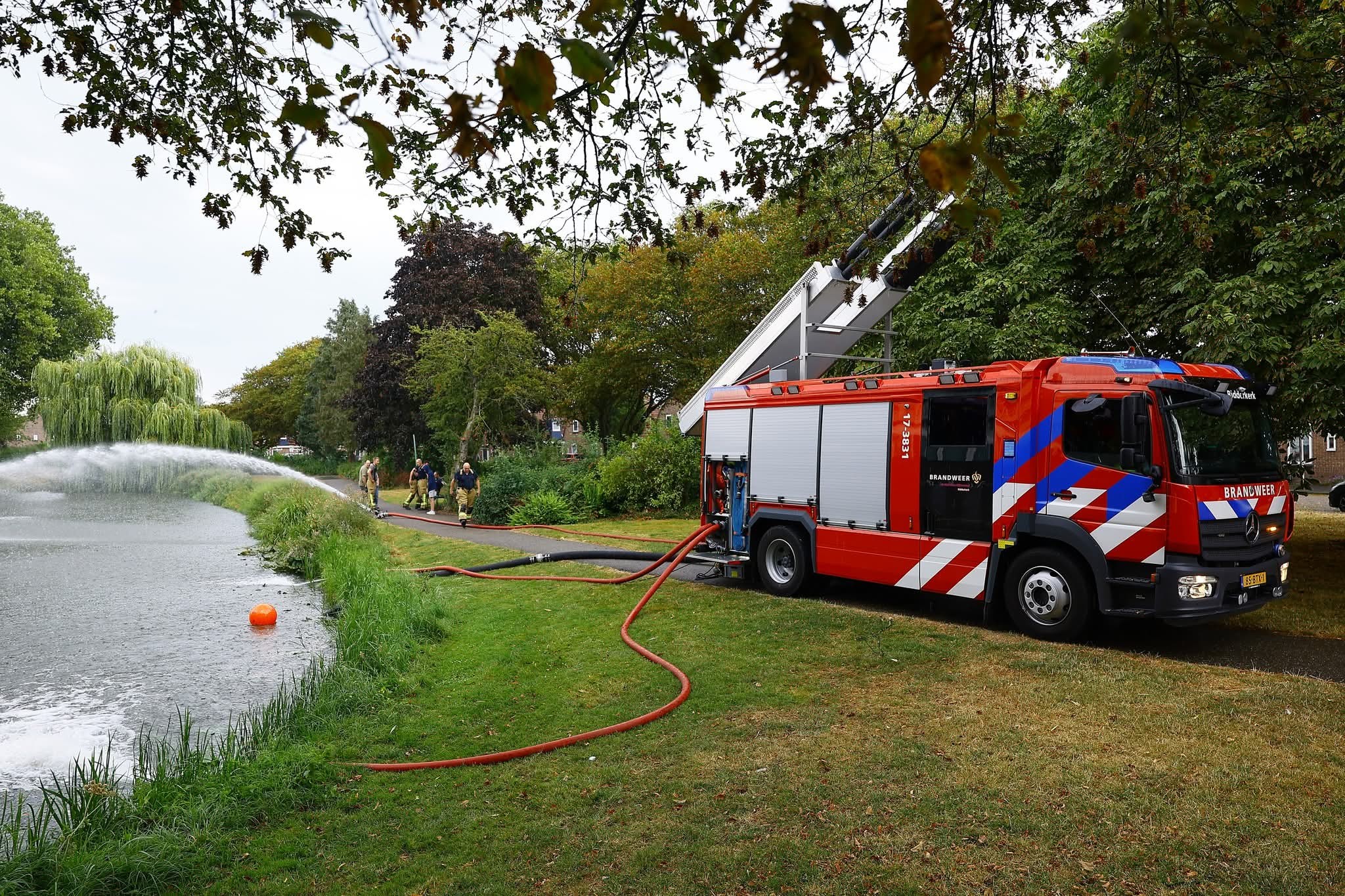 Brandweer helpt vissen aan extra zuurstof in Ridderkerk