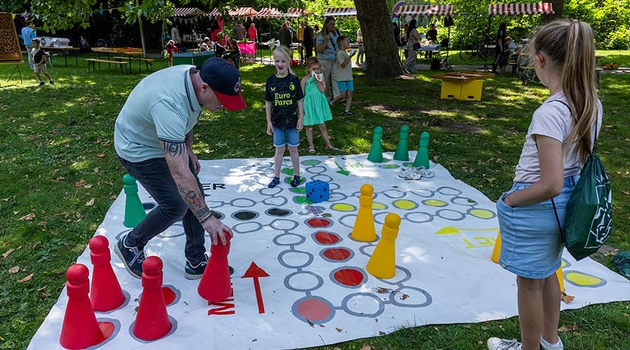 Bewoners welkom bij Buurttent XL in Oostendam