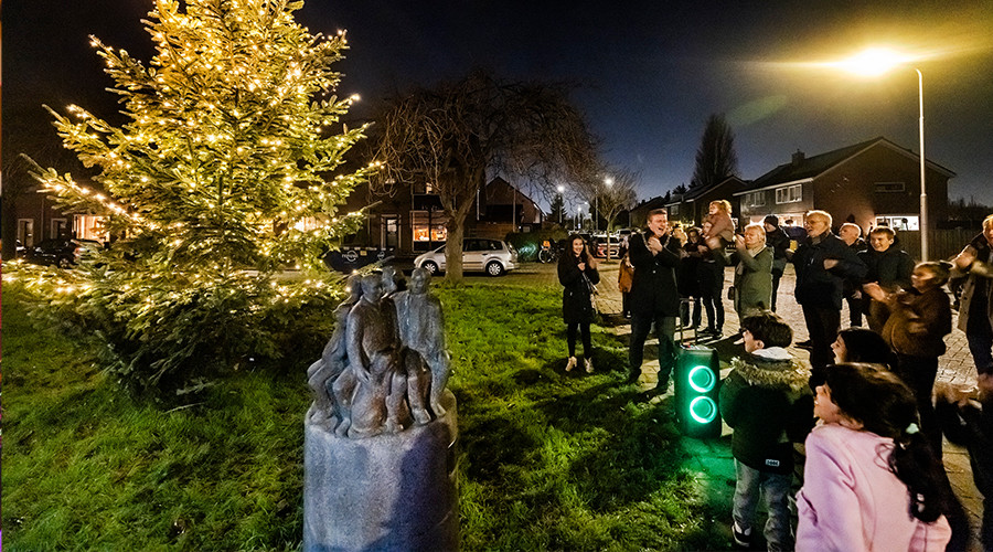 Kerstboom in Oostendam wordt weer ontstoken