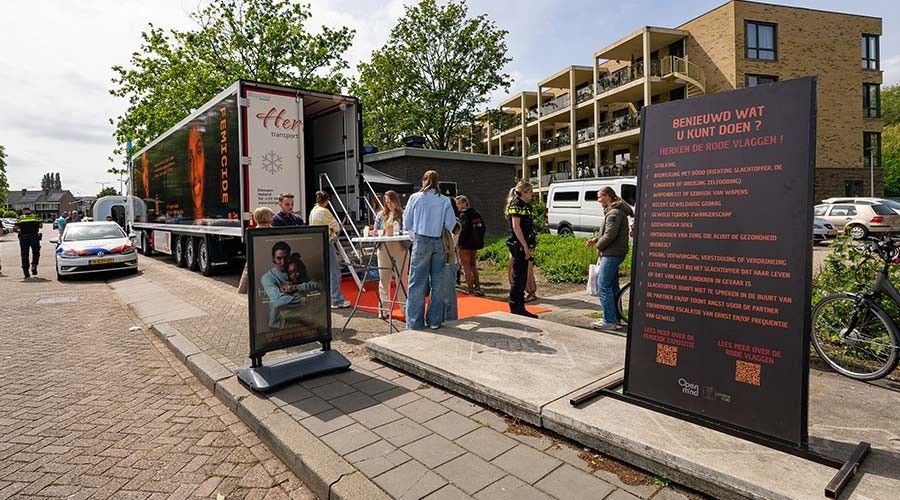 Vrachtwagenbioscoop over femicide in Ridderkerk