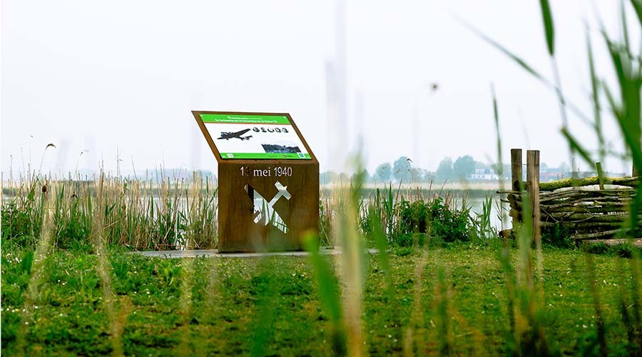 Monument voor bemanning Fokker T-5 in Ridderkerk