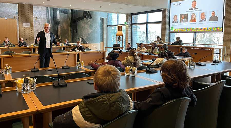 Leerlingen groepen 7 op safari in het gemeentehuis in Ridderkerk
