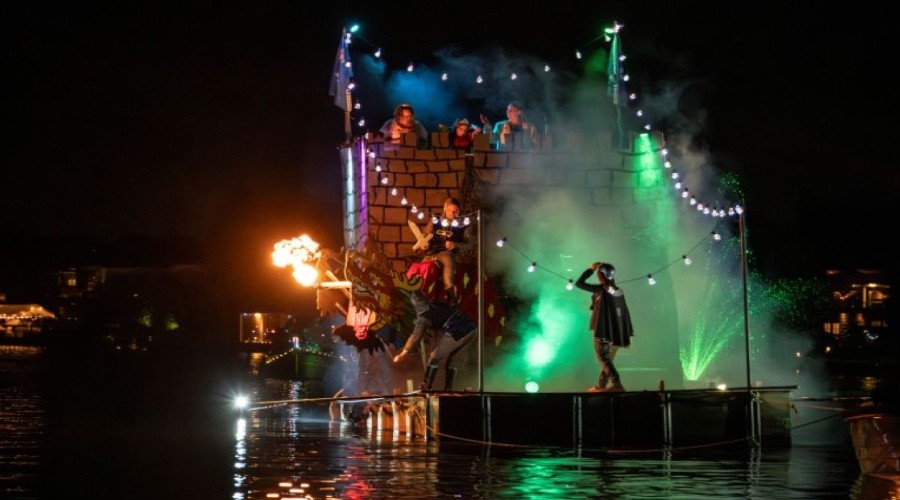 Gondelvaart in Rijsoord: een schouwspel van verlichte boten