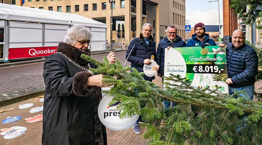 Ridderkerks Dagblad Kerstballen de boom in voor goede doelen