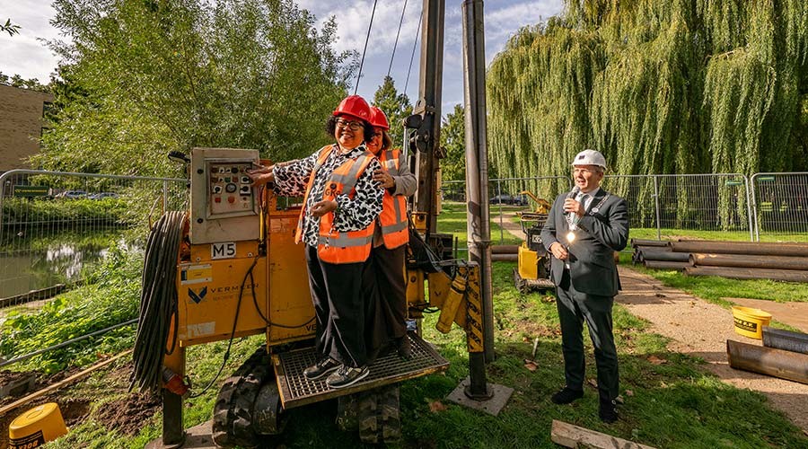 Eerste paal Moluks monument geslagen in Ridderkerk
