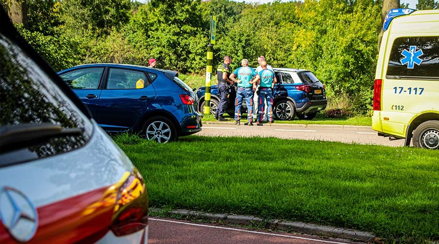 Aanrijding tussen twee auto's op de Randweg in Ridderkerk