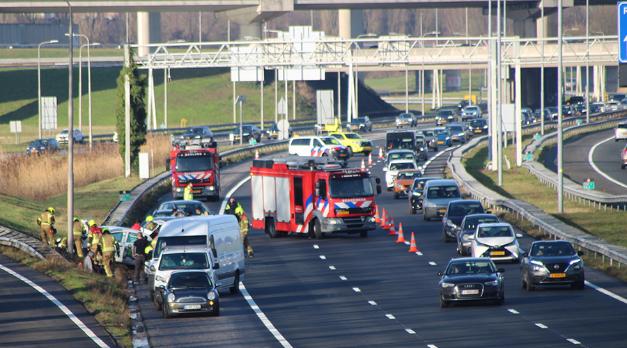 Zware aanrijding met meerdere voertuigen op A16 in Ridderkerk