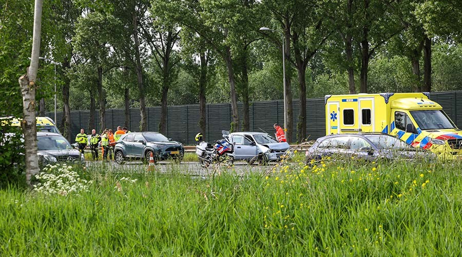 Ongeval met drie auto's op A15 bij Ridderkerk