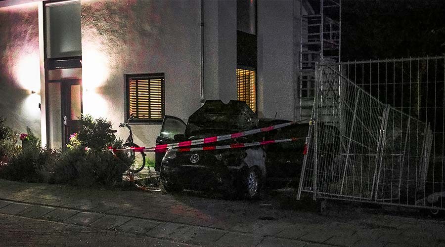 Auto in brand gestoken op de Pruimendijk in Ridderkerk