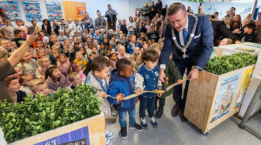 Burgemeester opent schoolbibliotheek De Botter