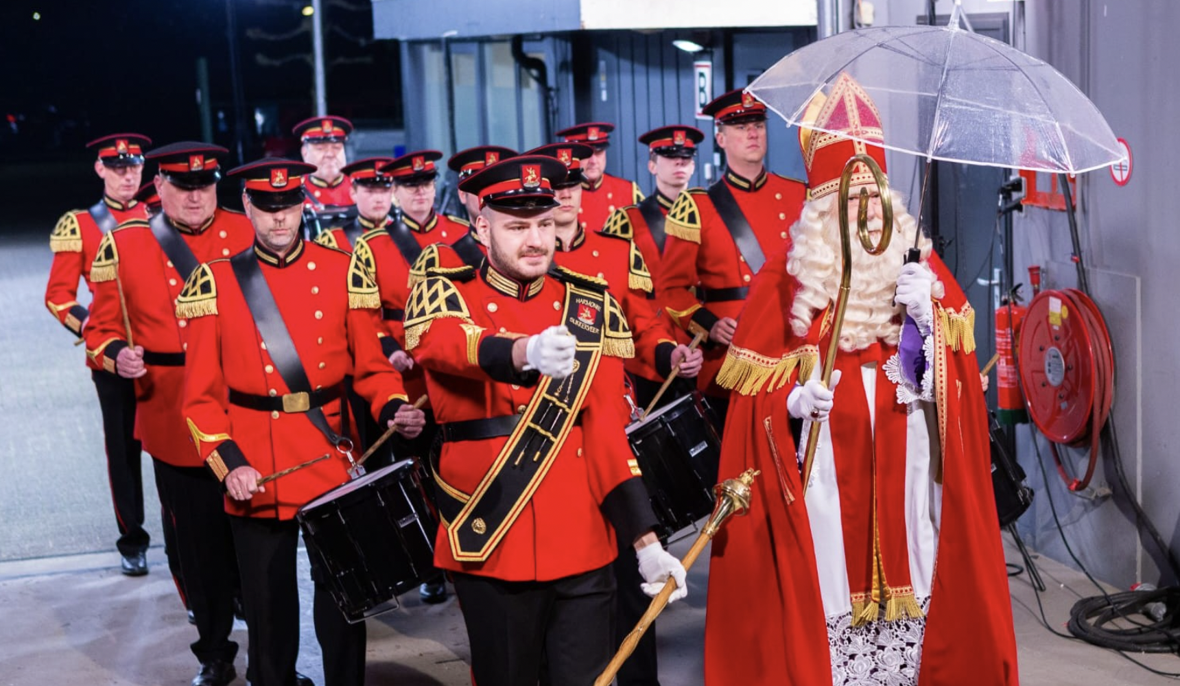 Harmonie Slikkerveer begeleidt Sinterklaas naar Paul de Leeuw