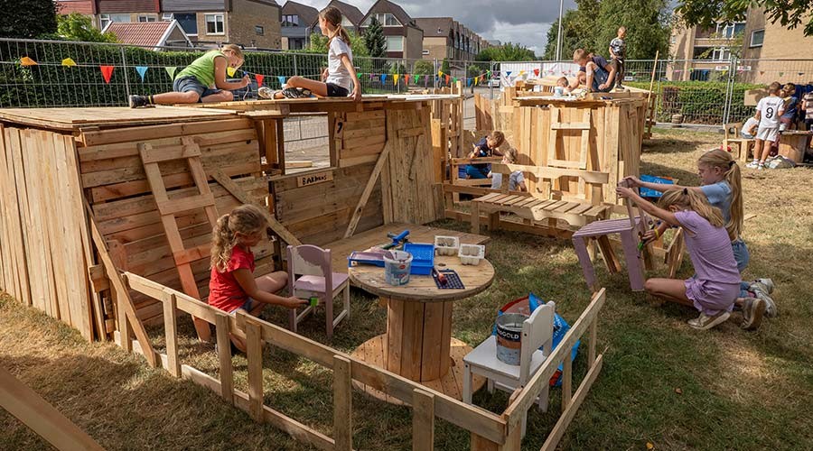 Timmeren, zagen en schilderen bij Bouwstad in Slikkerveer