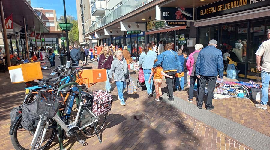 Geslaagde Koningsdag Kindervrijmarkt op het Vlietplein in Ridderkerk