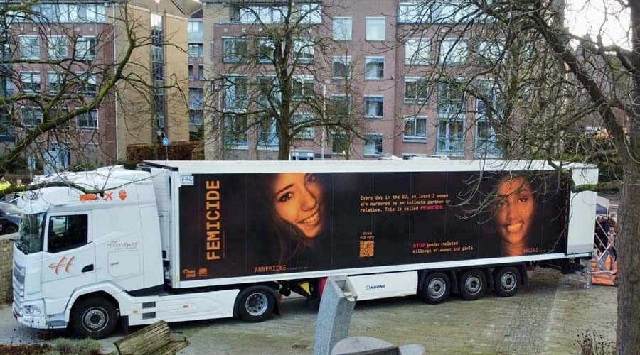 Vrachtwagenbioscoop over femicide in Ridderkerk