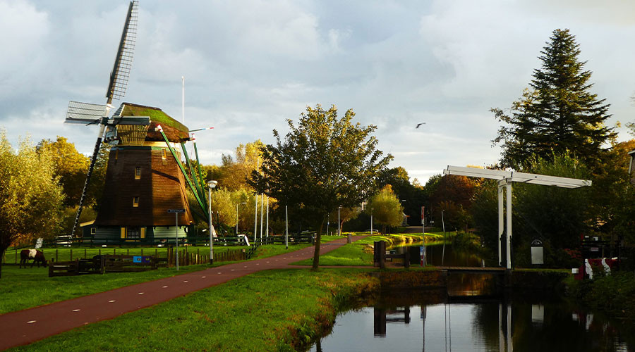 De Vlieger en ophaalbrug bij Essepad in Voorburg staan er fraai bij