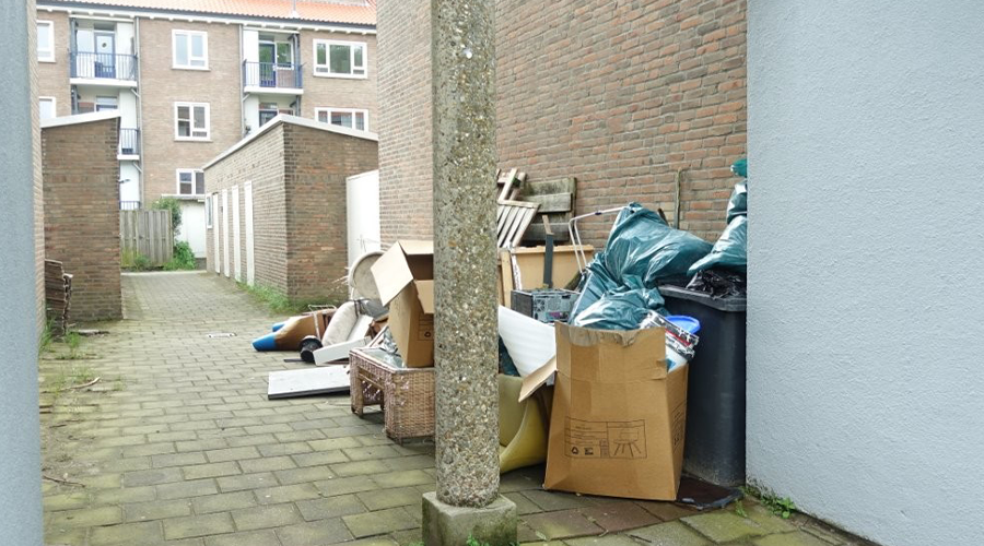 Bewoners Spinozalaan Voorburg balen van het gedumpte afval
