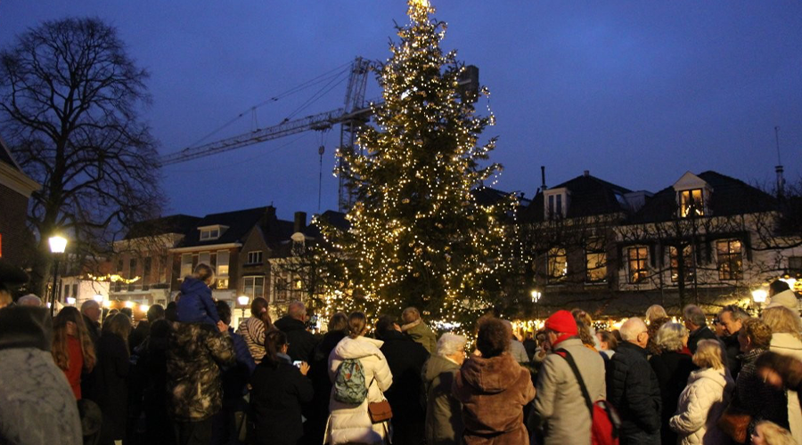 Veel belangstelling voor ontsteken van lichtjes kerstboom in Voorburg