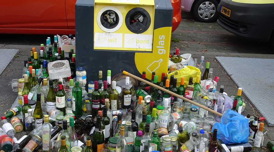 Ontslag Mooi motto Voorburgs Dagblad | Honderden lege flessen op straat