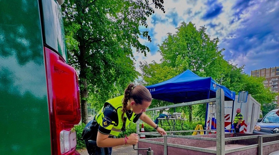 Grote verkeerscontrole op Voorburgse Pr.Bernhardlaan