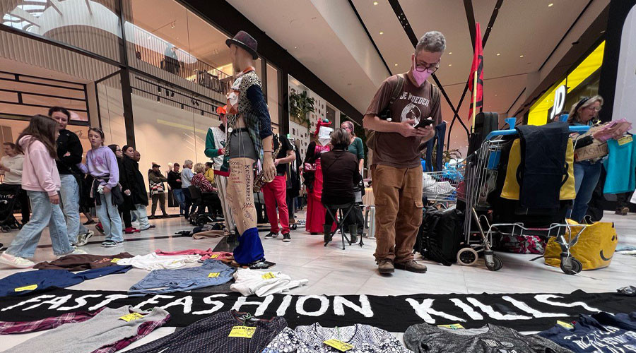 Extinction Rebellion actief in Mall of the Netherlands in Leidschendam