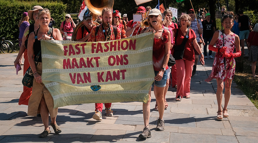 Extinction Rebellion demonstreert in Mall of the Netherlands