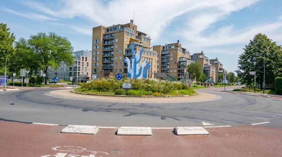 Rotonde Oosteinde in Voorburg krijgt nieuw asfalt