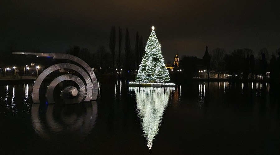 Zoetermeers Dagblad Grootste kerstboom in Zoetermeer weer verlicht