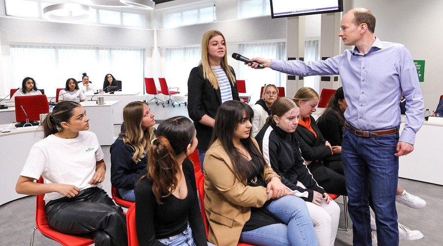 Zoetermeers Dagblad | Zoetermeerse Scholieren In Debat Tijdens Stadhuis ...